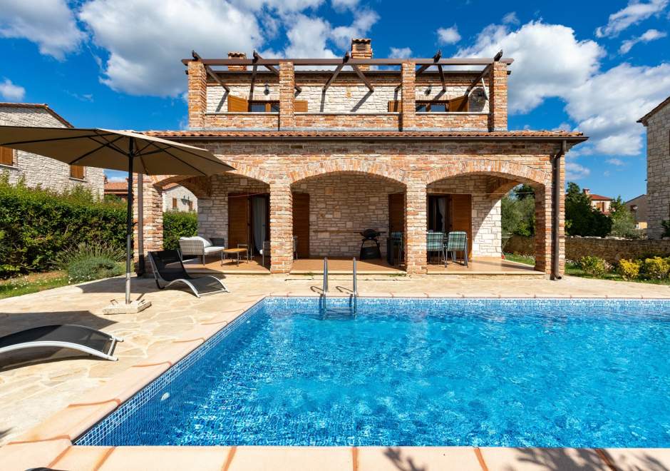 Rustic Villa Lara with pool