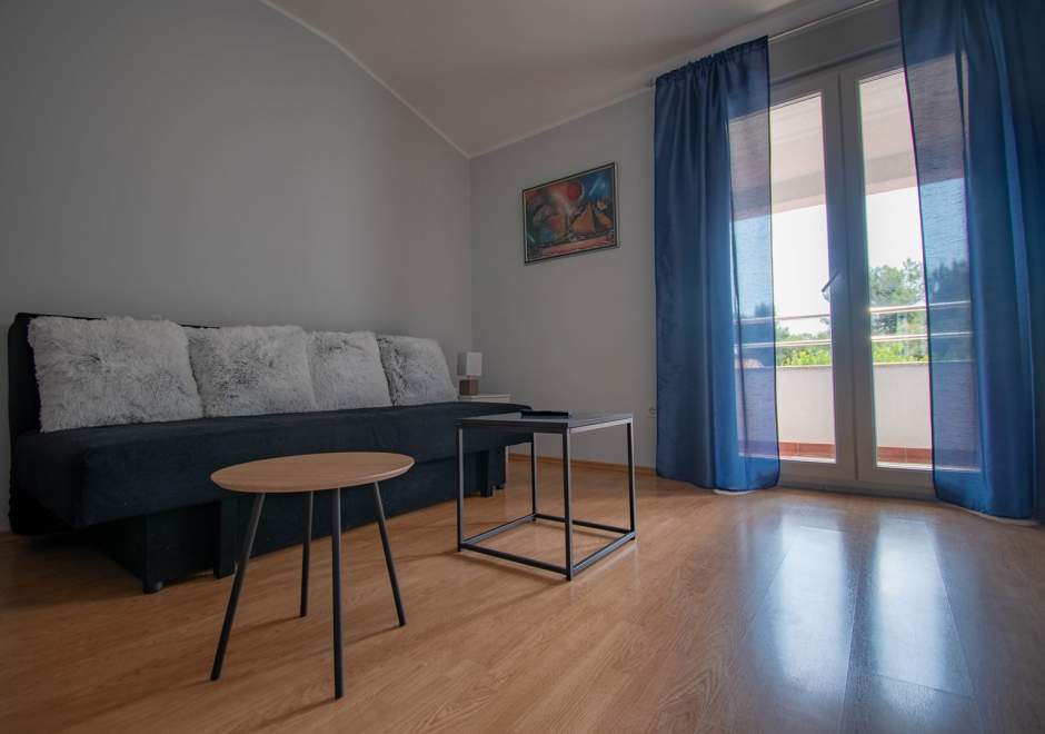 Apartments Betty / Two-bedroom apartment for up to 6 persons with terrace, parking, garden view