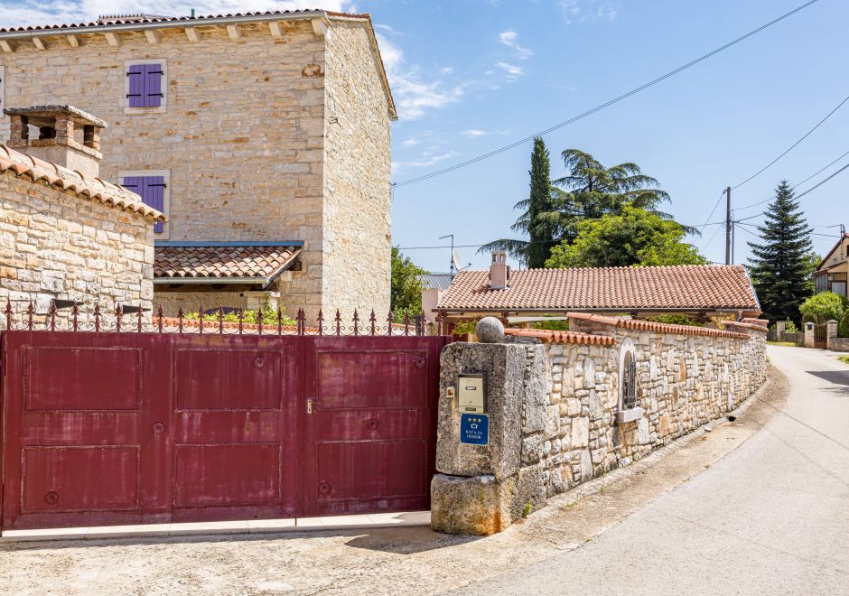 Rustic Villa Diana with pool near Rovinj