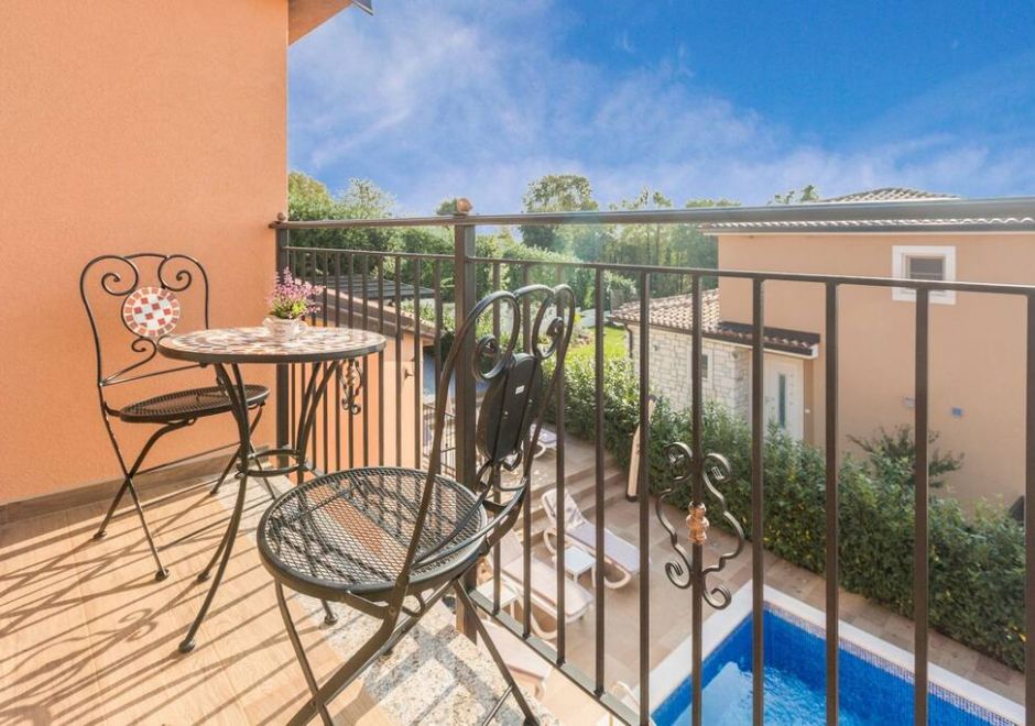 Villa Marina with pool, BBQ & parking near Poreč