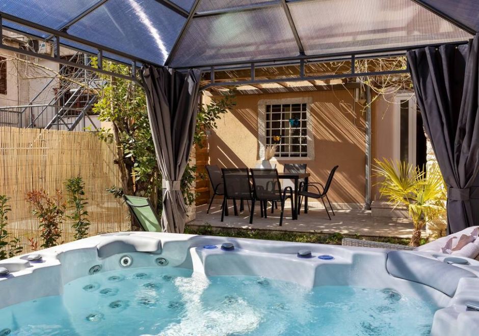 Holiday House 4 Season with jacuzzi, sauna and BBQ