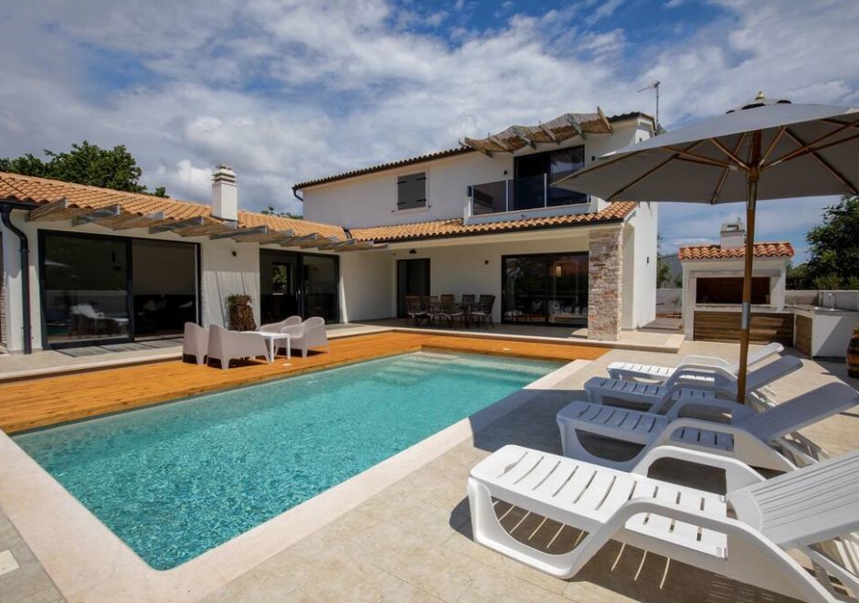 Modern Villa with 4 bedrooms and pool near Pula