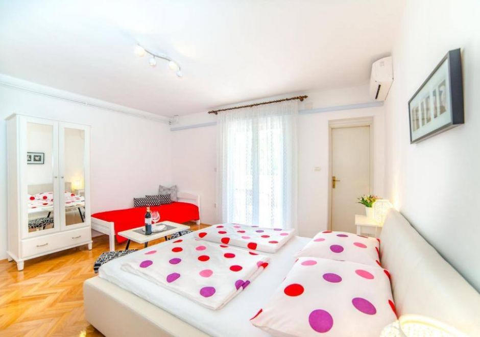 Guest House Marica - Triple room with terrace S2