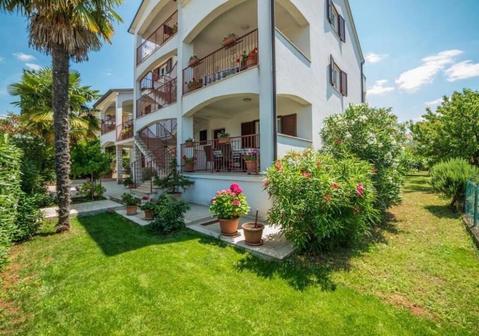 Guest house Marica / 1-bedroom app with terrace A1