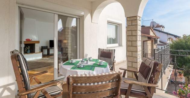 Elegant two-bedroom apartment with terrace in Rovinj