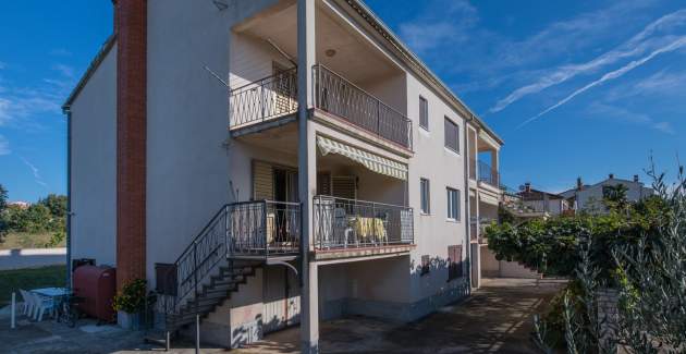 Apartments Fiorela / Comfort apartment with sea view