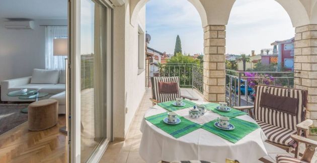 Elegant 2-bedroom apartment with balcony in Rovinj