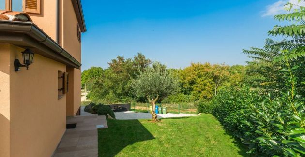 Villa Marina with pool, BBQ & parking near Poreč