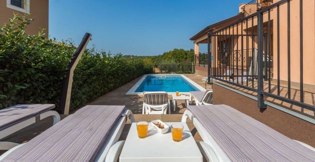 Villa Marina with pool, BBQ & parking near Poreč