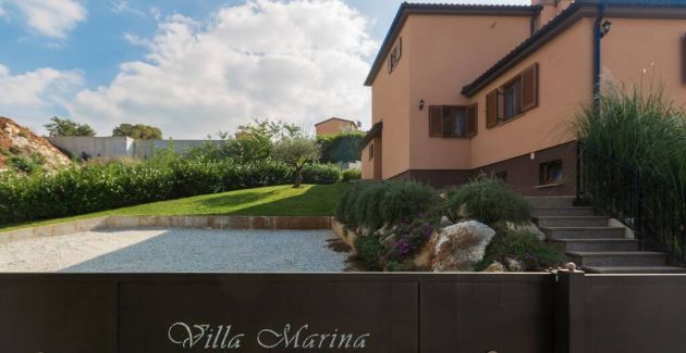 Villa Marina with pool, BBQ & parking near Poreč