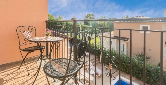 Villa Marina with pool, BBQ & parking near Poreč