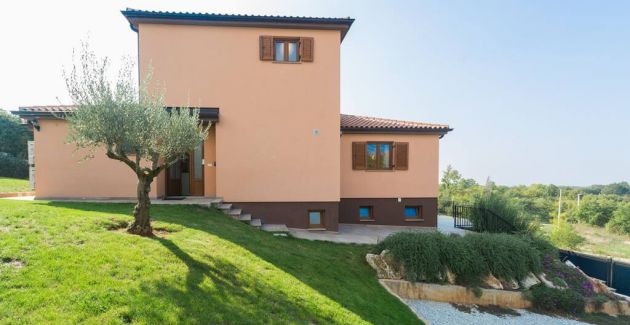 Villa Marina with pool, BBQ & parking near Poreč