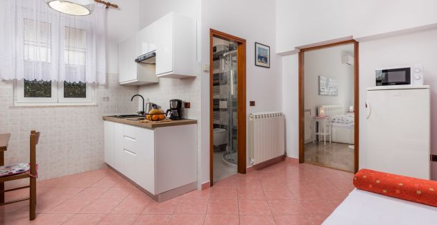 Guest House Marica / 1-bedroom app with patio A2