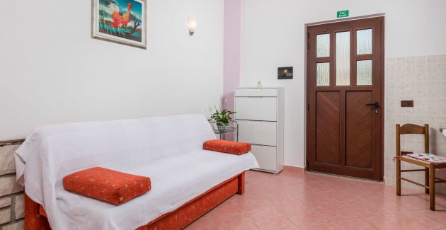 Guest House Marica / 1-bedroom app with patio A2