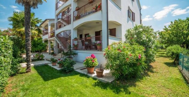 Guest House Marica - Triple room with terrace S2