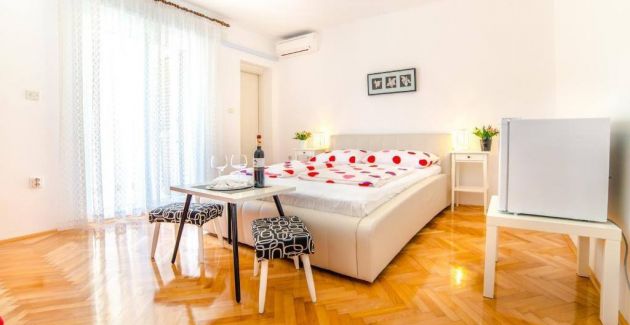 Guest House Marica - Triple room with terrace S2