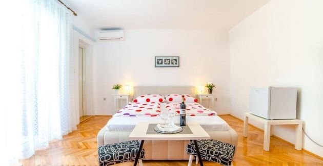 Guest House Marica - Triple room with terrace S2