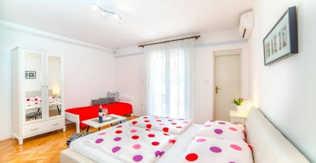 Guest House Marica - Triple room with terrace S2