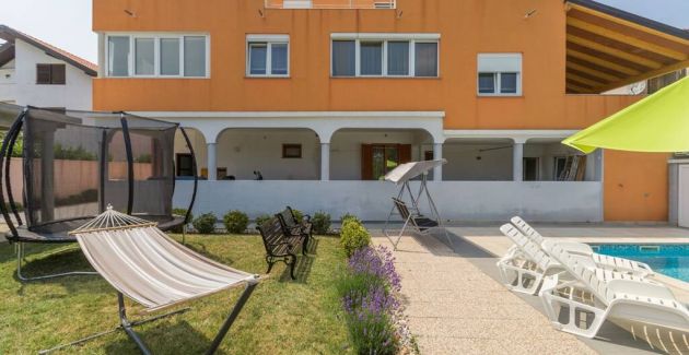 Apartment with pool for adults in Medulin A1