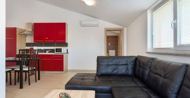 Apartment with pool for adults in Medulin A2