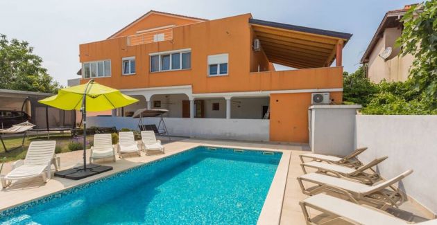 Apartment with pool for adults in Medulin A2