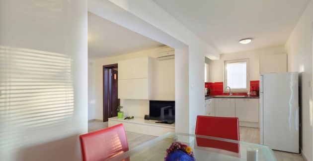 Apartment with pool for adults in Medulin A5
