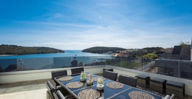 Luxury apartment Anto with sea view and balcony