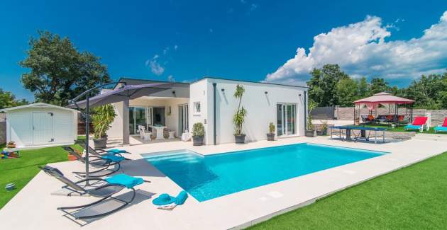 Modern 3 bedroom villa with pool / Francesca