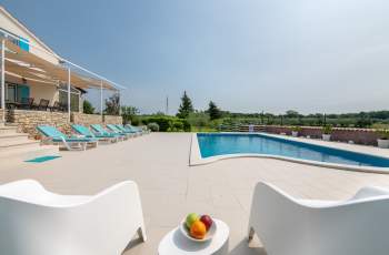 Villa Tanga in der Nähe von Rovinj mit privatem Pool und Garten für 8 Personen
