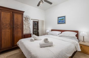 Holiday House Cave Romana