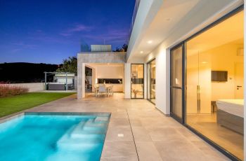 Villa Atrium with heated pool, sea view & jacuzzi