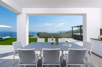 Villa Atrium with heated pool, sea view & jacuzzi