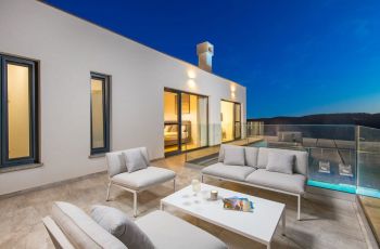 Villa Atrium with heated pool, sea view & jacuzzi
