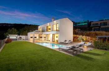 Villa Atrium with heated pool, sea view & jacuzzi