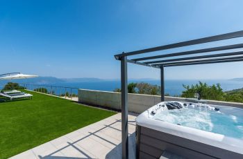 Villa Atrium with heated pool, sea view & jacuzzi