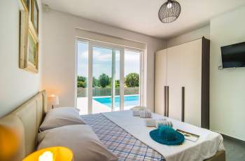 Villa moderna con 3 camere da letto e piscina / Francesca