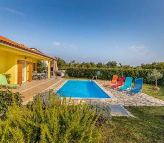 Delightful villa with pool for 6 persons