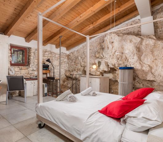 Holiday House Cave Romana