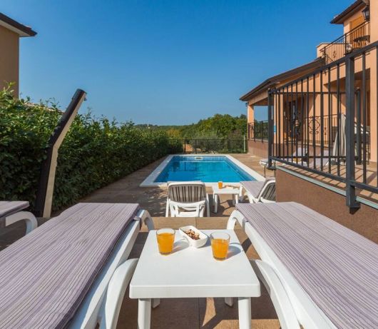 Villa Marina with pool, BBQ & parking near Poreč