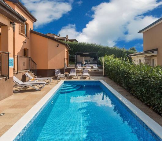 Villa Marina with pool, BBQ & parking near Poreč