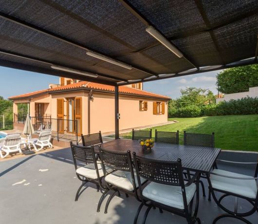 Villa Marina with pool, BBQ & parking near Poreč