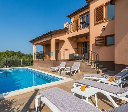 Villa Marina with pool, BBQ & parking near Poreč