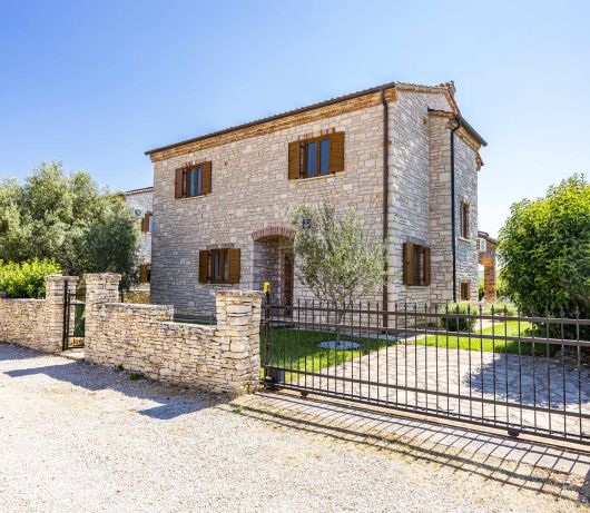 Rustic Villa Lara with pool