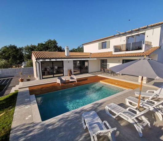 Modern Villa with 4 bedrooms and pool near Pula