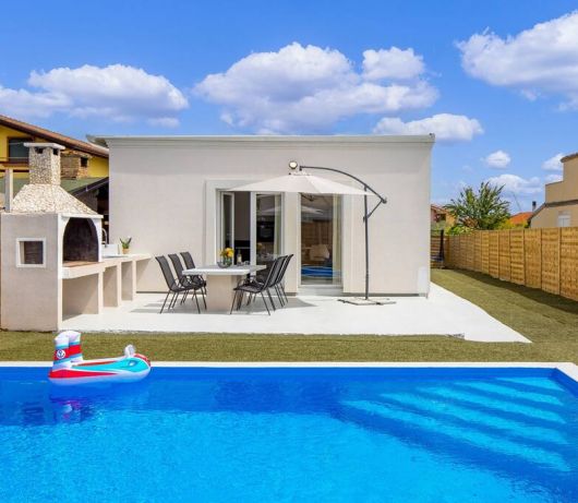 Cosy holiday home Infinity with pool and BBQ