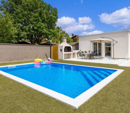 Cosy holiday home Infinity with pool and BBQ