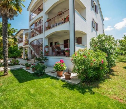Guest House Marica - Triple room with terrace S2