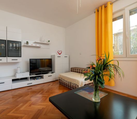 Two-bedroom app 'Castegner'-garden & free parking