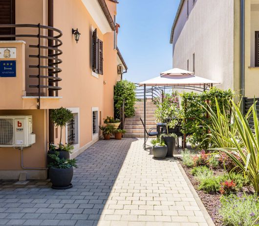 Olea Magica / 2B Apt Buza with garden