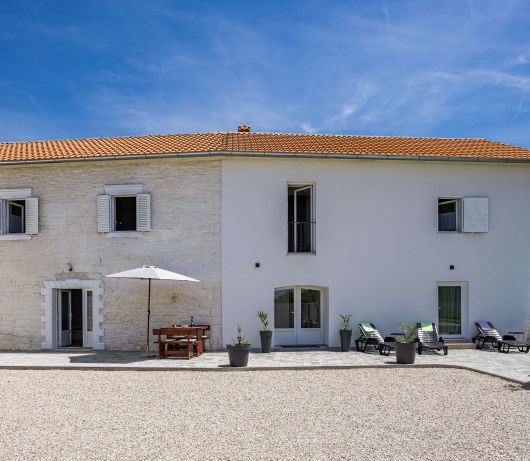 Lara Holiday Home
